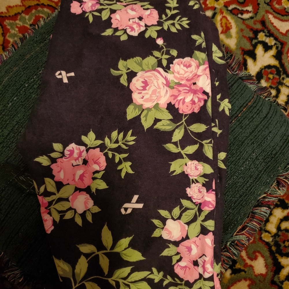 Breast cancer awareness leggings.
